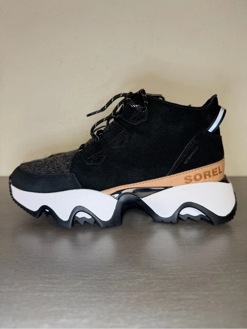 Sorel Kinetic Impact Caribou Women’s Black Sneaker Boots Size 7.5 Casual